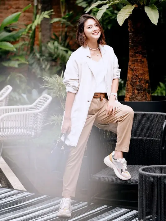 Tak melulu tampil feminin, namun Rini tetap dapat menyesuaikan pakaiannya. Misalkan saja memadukan jaket parka, celana panjang, dan juga sneakers. (Liputan6.com/IG/riniyulianti)