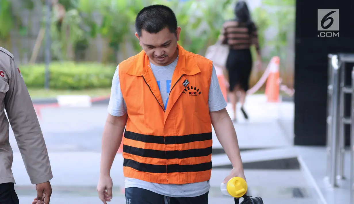 Anggota Komisi XI DPR RI FPG Aditya Anugrah Moha berjalan memasuki Gedung KPK, Jakarta, Selasa (10/10). Aditya menjalani pemeriksaan perdana, pasca ditahan KPK sebagai tersangka kasus dugaan suap kepada Ketua PT Manado. (Liputan6.com/Helmi Fithriansyah)