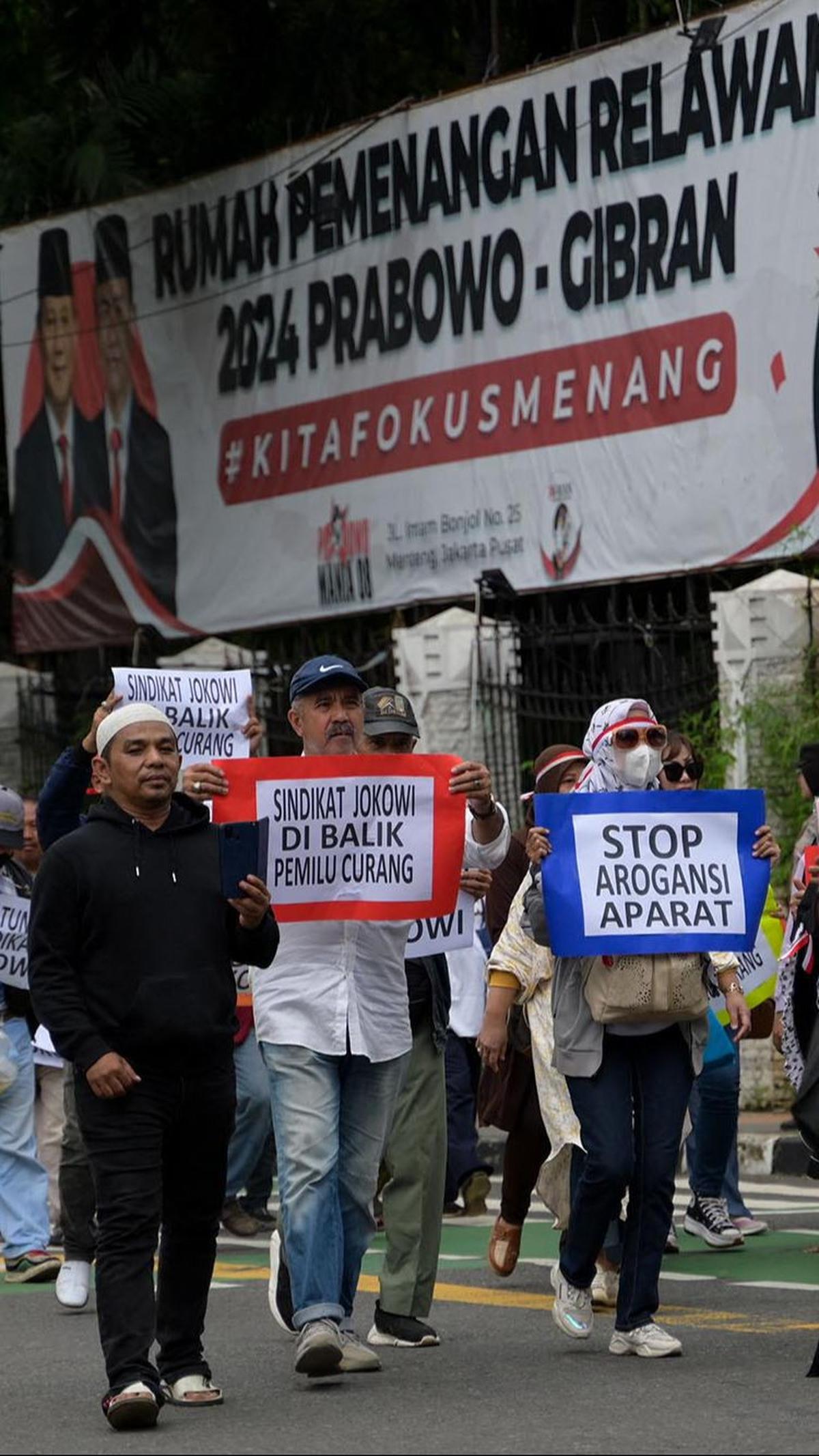 Dalam aksinya, mereka membawa sejumlah poster berisi tuntutan.&nbsp;BAY ISMOYO/AFP