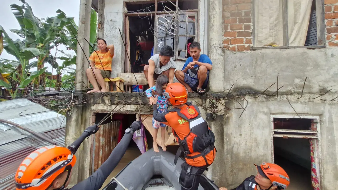 Basarnas Manado saat melakukan evakuasi warga terdampak banjir di Manado pada, Sabtu (22/3/2025).
