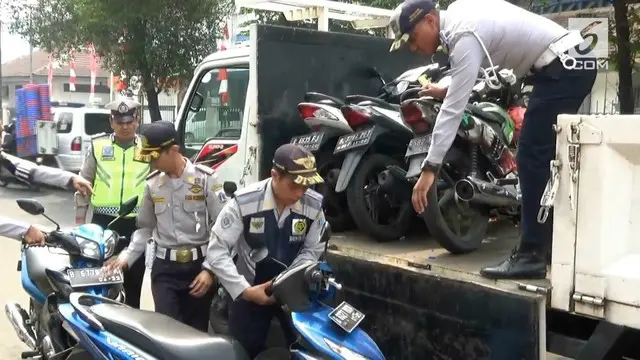 VIDEO: Kena Razia, Pengemudi Ojol Panik Motornya Diambil