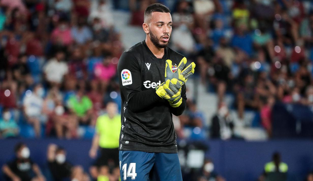 Levante harus bermain dengan 10 pemain ketika memasuki menit ke-87. Ruben Vezo harus menggantikan kiper Aitor Fernandez setelah dirinya diganjar kartu merah oleh wasit lantaran menghalau bola dengan tangannya di luar kotak penalti. (Foto: AFP/Jose Miguel Fernandez)