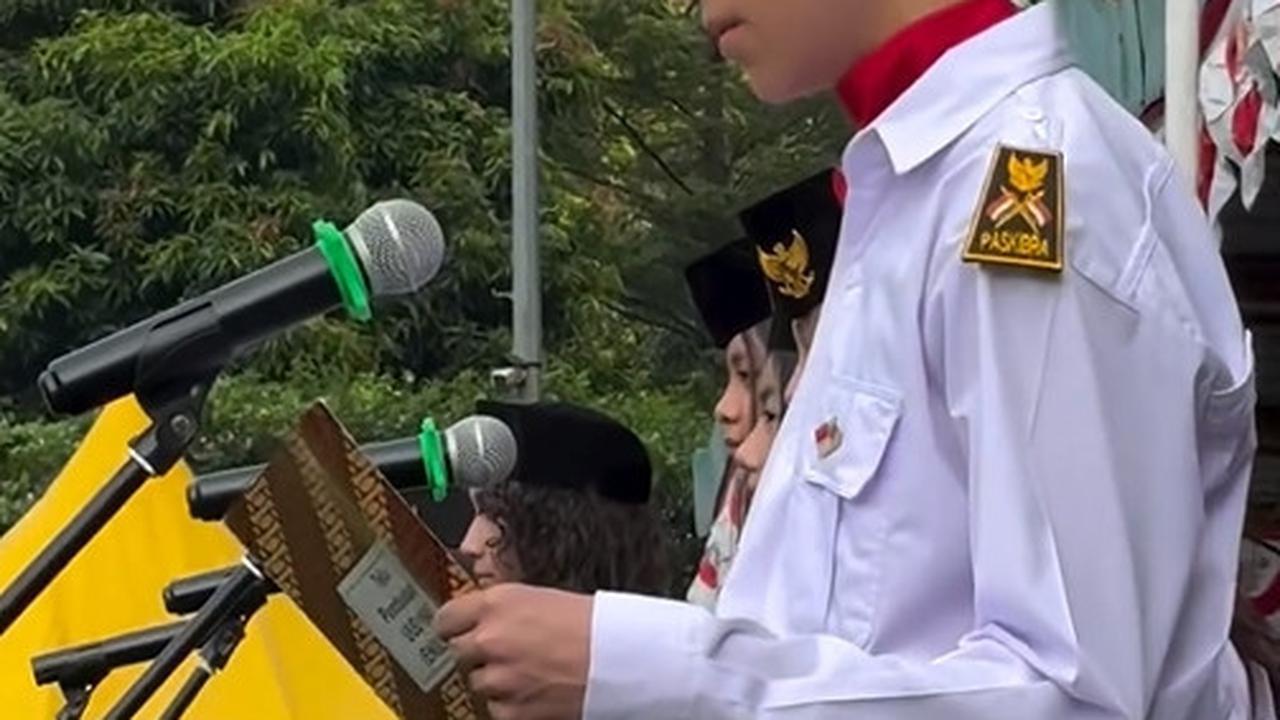 Karena sekolah Lennon adalah sekolah internasional, teks Pembukaan UUD 1945 dibacakan dalam dua bahasa.