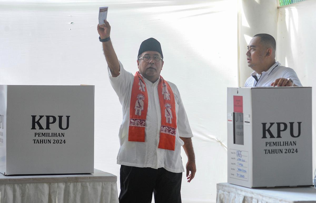 Rano Karno nyoblos di TPS 65 Lebak Bulus saat Pilkada Jakarta 2024