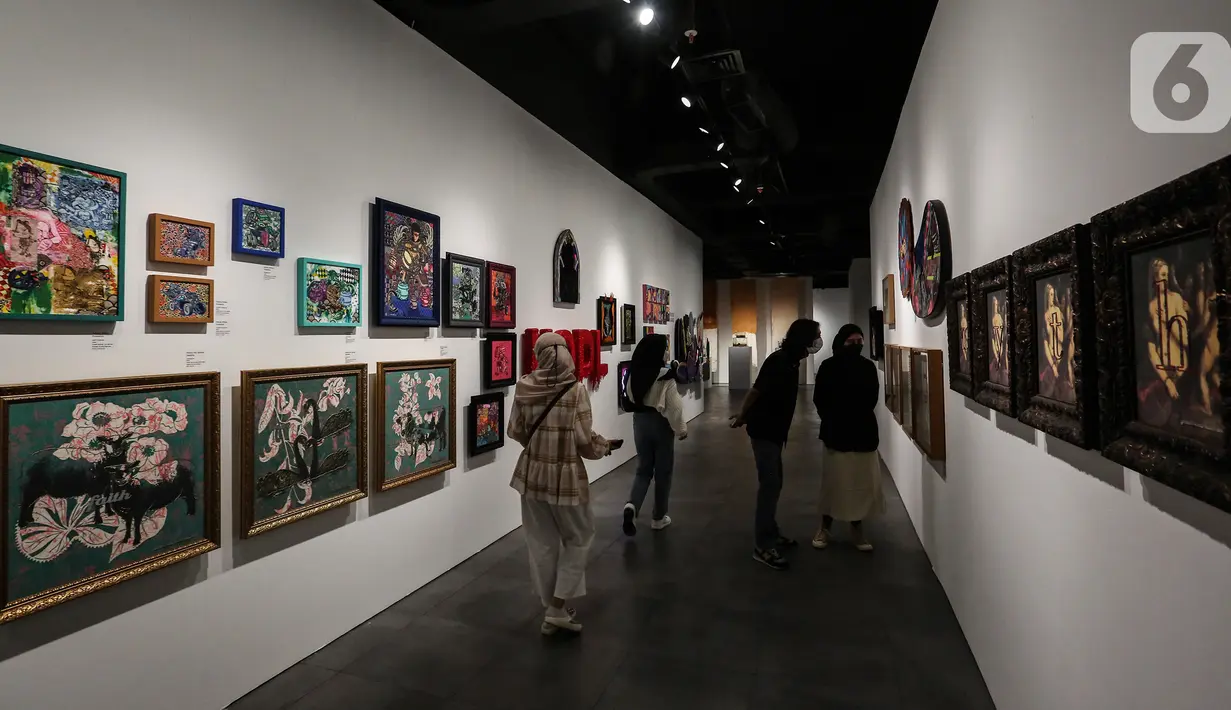 Pengunjung saat mengamati karya seni kontemporer yang sedang dipamerkan di Distrik Seni, Gedung Sarinah, Jakarta Pusat, Senin (13/6/2022). Distrik Seni menghadirkan pameran seni Berdikari yang menampilkan karya dari maestro A.D Pirous, Sunaryo, Dolorosa Sinaga, Sri Astari, hingga kolektif Gardu House, Rux Container, dan Tromarama. (Liputan6.com/Johan Tallo)