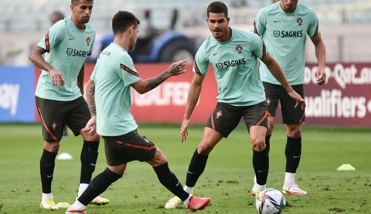 Penyerang Portugal, Andre Silva (kedua kanan) berusaha merebut bola dalam sesi latihan di Baku (6/9/2021). Di laga Grup A sebelumnya, Portugal menang dramatis 2-1 atas Republik Irlandia berkat sepasang gol sang kapten Cristiano Ronaldo. (AFP/Toflik Babayev)