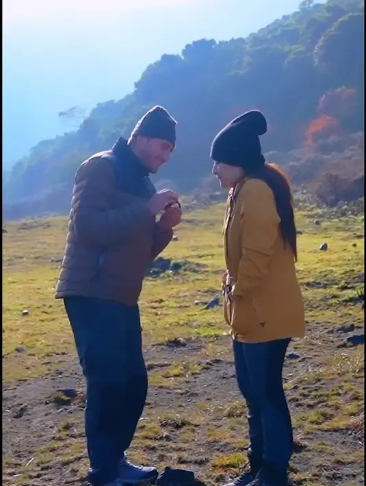 Ladislao Camara lantas mengeluarkan kedua tangannya dari kantong. Tangan kanannya memegang kotak cincin dan kemudian membukanya. Penyanyi yang juga DJ itu tampak kaget. [Instagram/nathalieholscher]