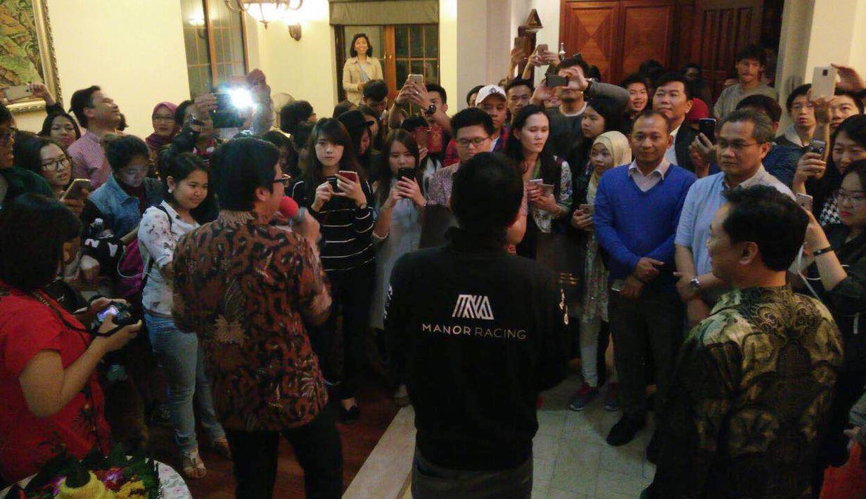 Pebalap Manor Racing asal Indonesia, Rio Haryanto, disambut meriah warga negara Indonesia saat hadir dalam acara meet and greet di kantor Konsulat Jenderal RI di Shanghai, China, Rabu (13/4/2016). (Rio Haryanto Media)