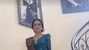 Kebaya modern ini dipadukan dengan kain Batik cokelat muda sebagai bawahan dan selendang. [@krisdayantilemos]