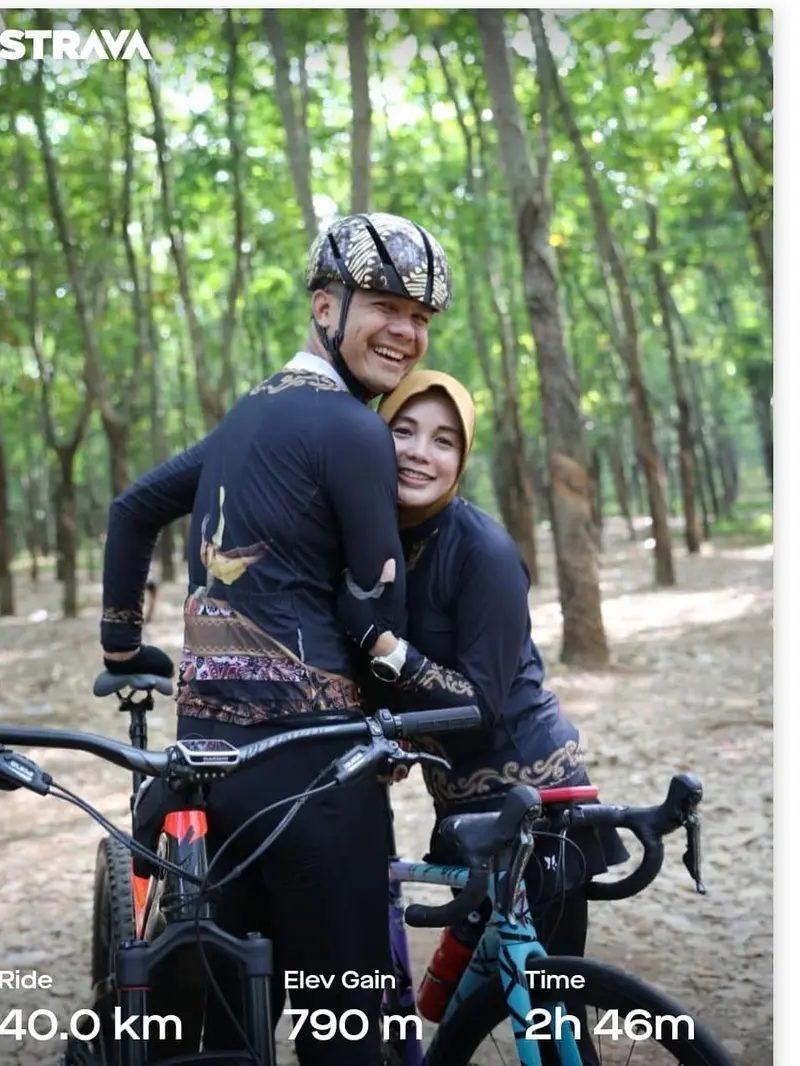 Momen Romantis Ganjar Pranowo dan Istri Olahraga Bareng (sumber: instagram/atikoh.s)
