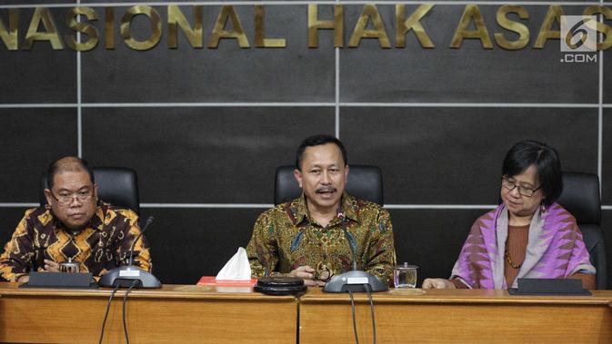 Ketua Ahmad Taufan Damanik (tengah) dan Wakil Ketua Bidang Internal Hariansyah (kiri) dan Wakil Ketua Bidang Eksternal Sandrayati Moniaga saat perkenalan dan pemaparan rencana kerja kepada media, Jakarta, Selasa, (14/11). (Liputan6.com/Faizal Fanani)