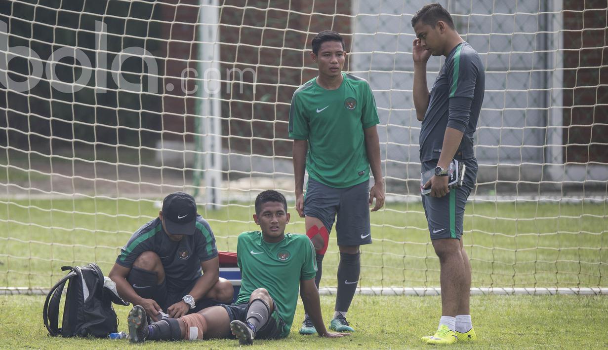 Bek Bhayangkara FC, Putu Gede Juni Antara, tampak cedera saat seleksi Timnas Indonesia U-22 di Lapangan SPH Karawaci, Banten, Kamis (23/2/2017). (Bola.com/Vitalis Yogi Trisna)