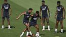 (Dari kiri) Pemain Real Madrid #41 Marvel, #11 Rodrygo, #5 Jude Bellingham, #07 Vinicius Junior dan #18 Aurelien Tchouameni menghadiri sesi latihan di kompleks pelatihan Real Madrid City di Valdebebas, pinggiran Madrid, 24 Agustus 2023. (JAVIER SORIANO / AFP)