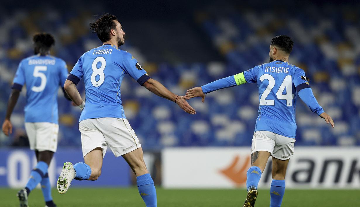 Gelandang Napoli, Fabian Ruiz (kiri) melakukan selebrasi usai mencetak gol kedua timnya ke gawang Granada dalam laga leg kedua babak 32 Besar Liga Europa 2020/21 di Diego Armando Maradona Stadium, Kamis (25/2/2021). Napoli menang 2-1 atas Granada. (LaPresse via AP/Alessandro Garofalo)
