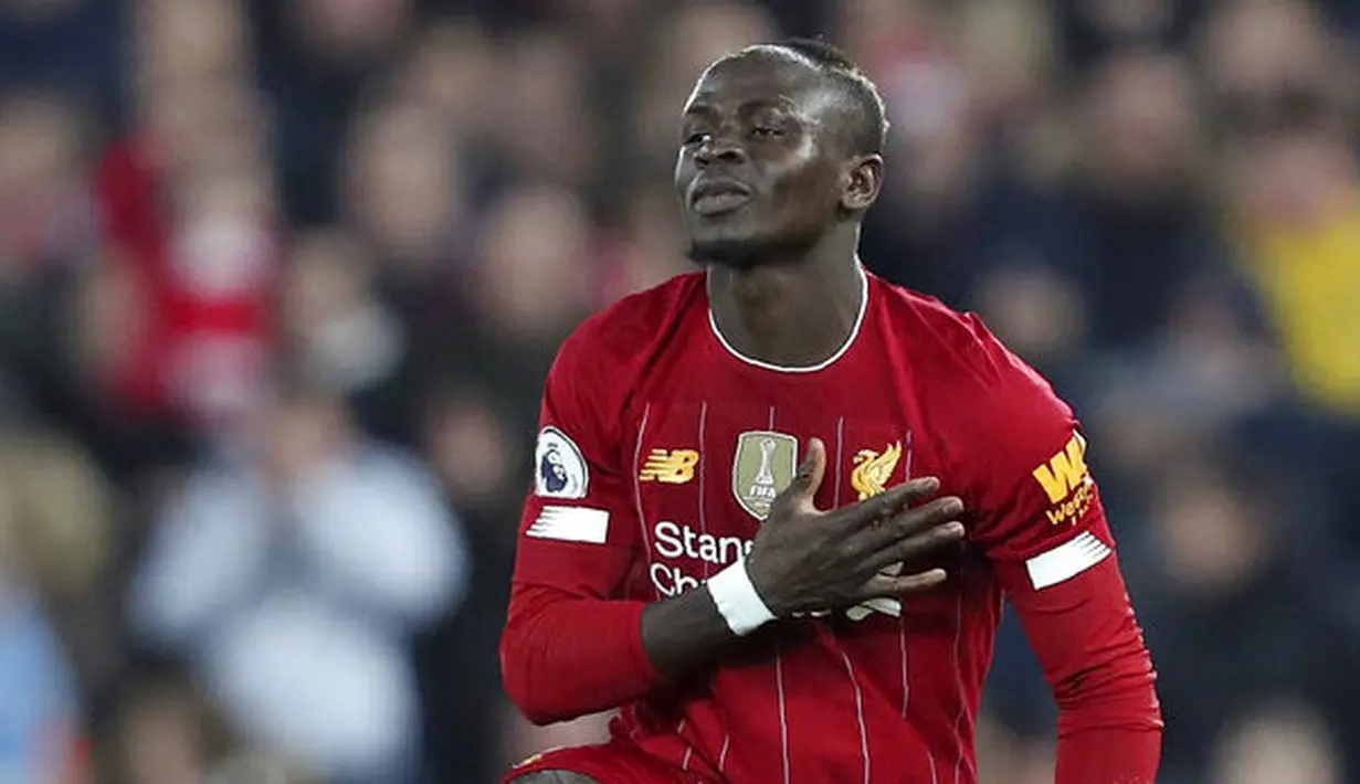 Penyerang Liverpool, Sadio Mane, melakukan selebrasi usai membobol gawang Wolverhampton Wanderers pada laga Premier League 2019 di Stadion Anfield, Minggu (29/12). Liverpool menang 1-0 atas Wolverhampton. (AP/Jon Super)