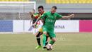 Duel pemain Bhayangkara FC, Paulo Sergio (kanan) dengan pemain Mitra Kukar, Hendra Adi Bayauw pada lanjutan Liga 1 2017 di Stadion Patriot, Bekasi, Jumat (21/7/2017). Bhayangkara menang 4-1. (Bola.com/Nicklas Hanoatubun)