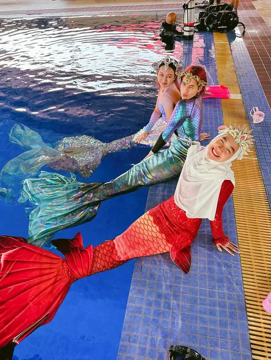 Bak rayakan HUT ke-78 RI, Ria Ricis mengenakan kostum putri duyung berwarna merah dan hiijab syar’i warna putih. [Instagram/tasyafarasya/nandarsynt]