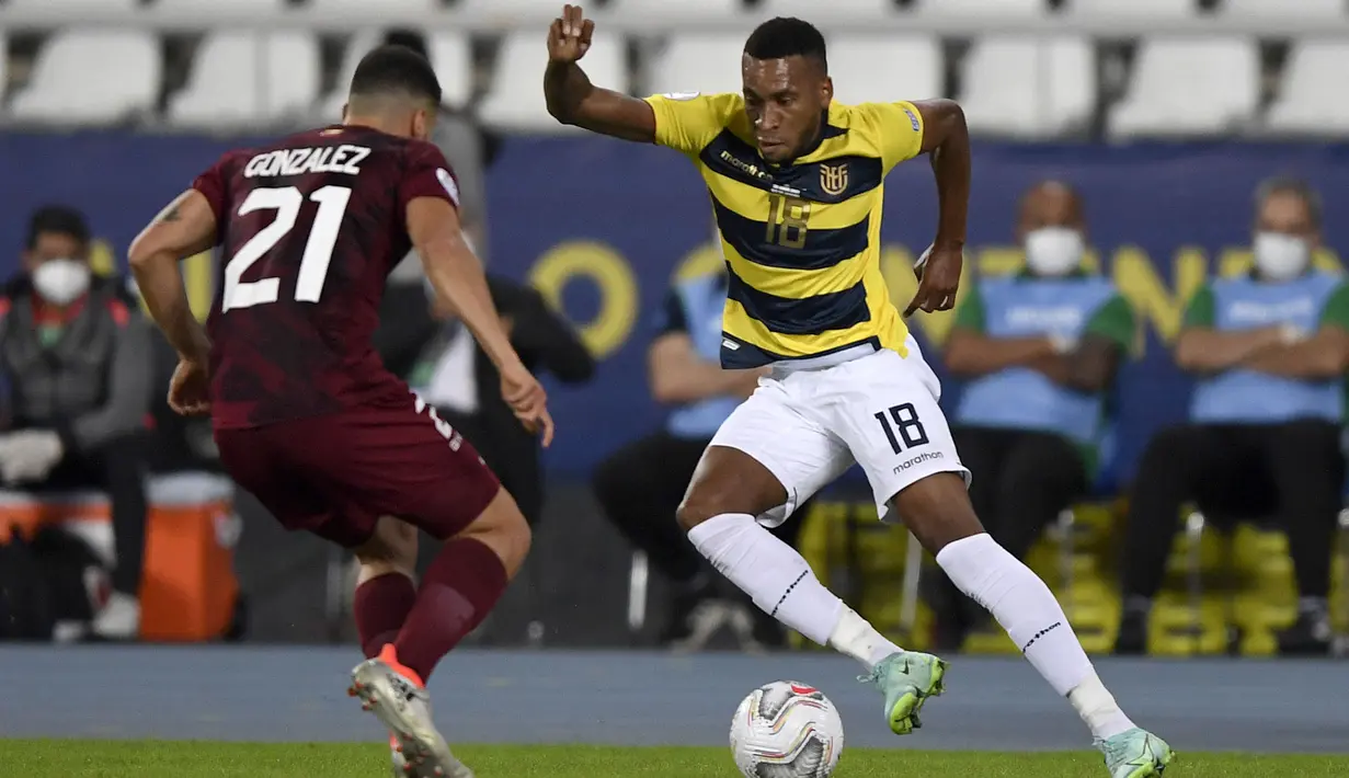 Ayrton Preciado menjadi pemain yang mencuri perhatian pada Copa America 2021 saat ini. Walaupun Ekuador hanya dapat mengoleksi dua poin dari  tiga pertandingan, namun Prediciado telah tampil apik dengan mengoleksi dua gol untuk Timnasnya. (Foto: AFP/Pool/Mauro Pimentel)