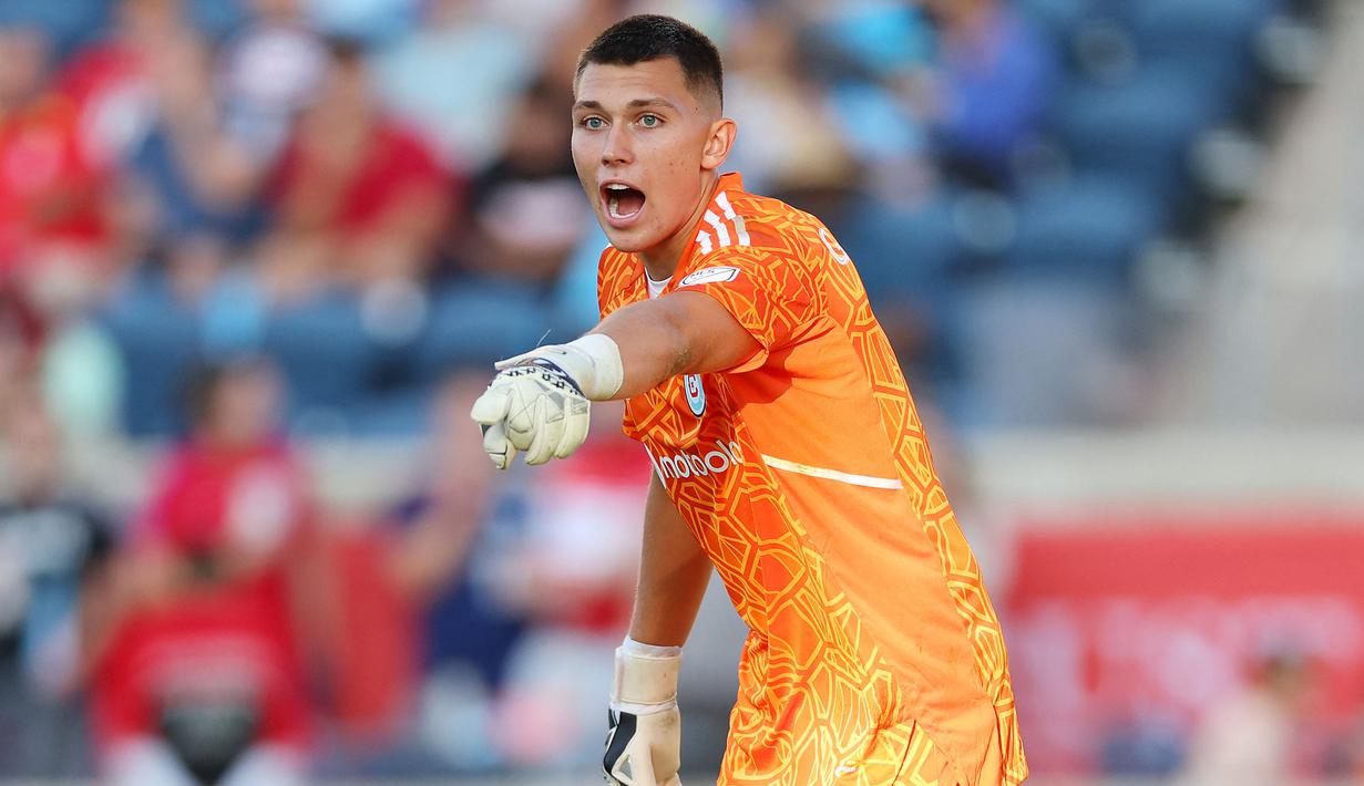 Kiper berusia 20 tahun, Gabriel Slonina yang musim ini akan kembali membela Chelsea usai dipinjamkan selama semusim bersama klub Belgia, KAS Eupen akan membela Timnas Amerika Serikat di Olimpiade Paris 2024. Bersama timnas senior ia baru sekali tampil yang menjadi laga debutnya saat Amerika Serikat kalah 1-2 dari Serbia (26/1/2023). (Getty Images via AFP/Michael Reaves)