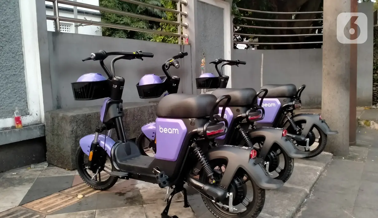 Deretan sepeda listrik terparkir di salah satu titik parkir khusus sepeda listrik Beam, Kota Bogor, Jawa Barat, Minggu (25/9/2022). Pada tahap awal ada 100 titik tempat penyewaan sepeda listrik di Kota Bogor dengan armada yang disiapkan sebanyak 665 unit sepeda listrik. (Liputan6.com/Magang/Aida Nuralifa)