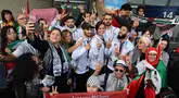 Para atlet Olimpiade Palestina dan anggota delegasi berpose dengan para pendukungnya setibanya di Bandara Charles-de-Gaulle, Roissy-en-France, sebelah utara Paris, pada 25 Juli 2024. (Ahmad GHARABLI/AFP)