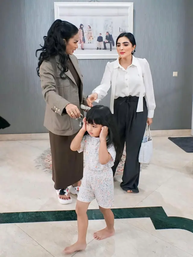 Potret Akrab Ashanty Saat Wawancara Krisdayanti Sebagai Narsum Disertasi, Kompak Pakai Busana Semi Formal
