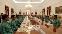 Timnas Indonesia saat makan siang bersama Presiden RI, Joko Widodo di Istana Negara, (19/12/2016). (Bola.com/Nicklas Hanoatubun)