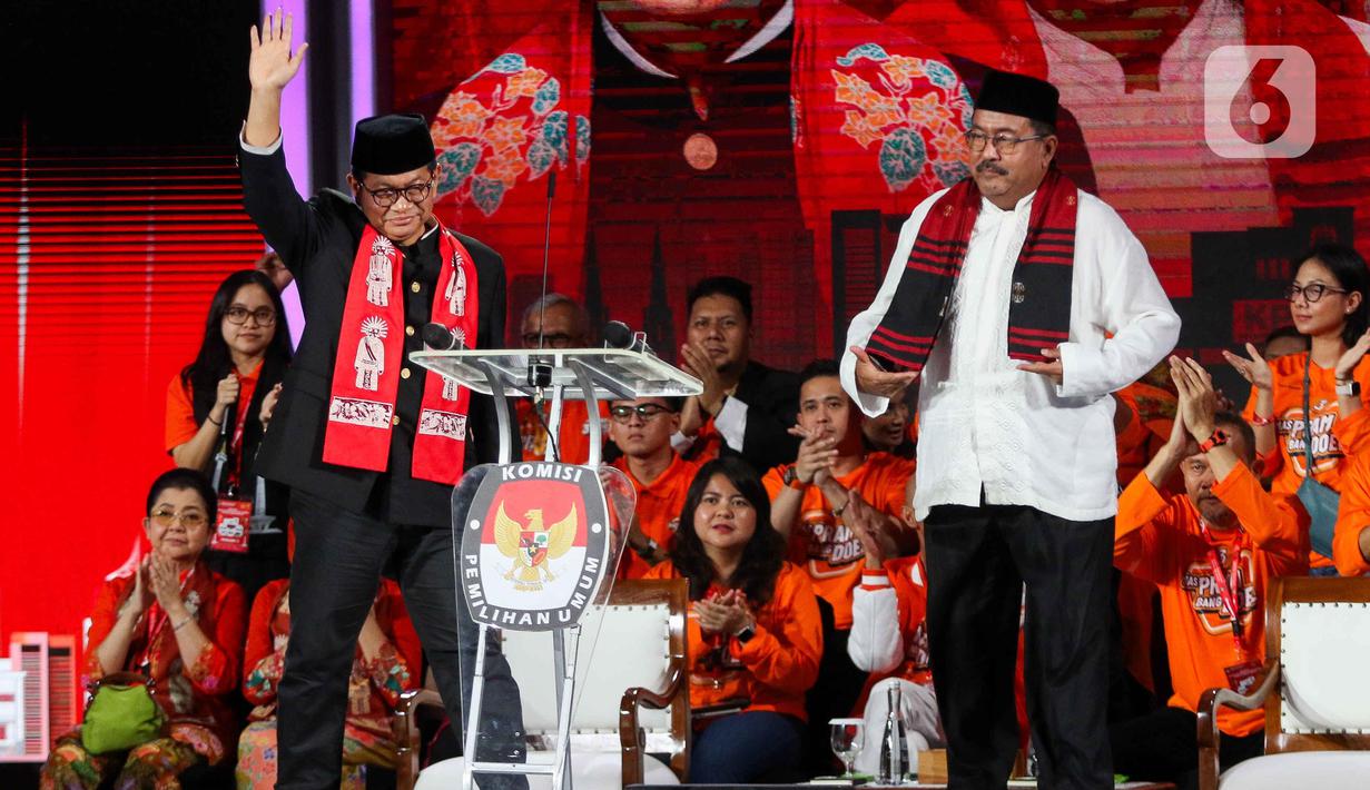 Calon gubernur dan calon wakil gubernur nomor urut 3, Pramono Anung-Rano Karno saat mengikuti debat ketiga Pemilihan Kepala Daerah Jakarta 2024 di Golden Ballroom Hotel Sultan Jakarta, Minggu (17/11/2024). (Liputan6.com/Herman Zakharia)