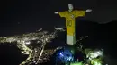 Patung Kristus Sang Penebus diterangi dengan gambar jersey Brasil milik Pele, sebagai penghormatan kepada legenda sepak bola tersebut pada peringatan satu tahun kematiannya, di Rio de Janeiro, Jumat, 29 Desember 2023. (AP Photo/Bruna Prado)