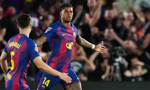 Pemain Barcelona, Marcus Rashford, merayakan gol pembuka dalam pertandingan Liga Spanyol melawan Real Madrid di Camp Nou, Spanyol, Senin (11/5/2026) dini hari WIB. (AP Photo/Joan Mateu Parra)