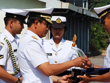 Citizen6, Sidoarjo: Komandan Kobangdikal Laksda TNI Sadiman memimpin langsung jalannya upacara penutupan pendidikan yang digelar di
Base Ops Juanda, Senin (17/10). (Pengirim: Penkobangdikal)
