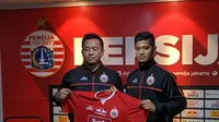 Persija memperkenalkan Farri Agri sebagai rekrutan anyar di Kantor Persija, Setiabudi, Jakarta Selatan, Rabu (18/9/2019). (Bola.com/Muhammad Adiyaksa).