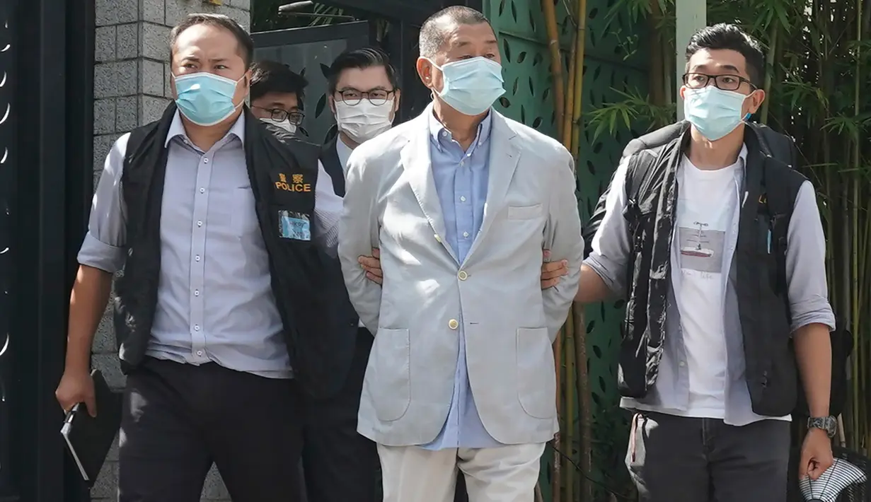 Taipan media Hong Kong, Jimmy Lai (tengah) ditangkap oleh aparat kepolisian di rumahnya di Hong Kong, Senin (10/8/2020). Pendiri surat kabar lokal Apple Daily itu ditangkap atas tuduhan pelanggaran Undang-Undang Keamanan Nasional Hong Kong karena dianggap berkolusi dengan kekuatan asing. (AP Photo)