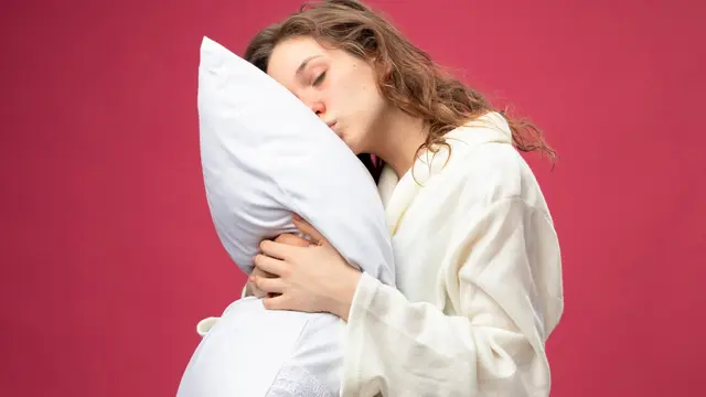 Ilustrasi bantal sutra/freepik.com/stockking