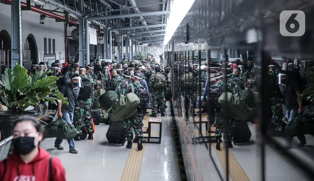 Calon penumpang menaiki kereta jarak jauh saat tiba di Stasiun Pasar Senen, Jakarta, Jumat (10/7/2020). PT KAI telah mengoperasikan lima perjalanan kereta jarak jauh untuk tujuan Bandung, Cirebon, dan Surabaya mulai Jumat 10 Juli 2020. (Liputan6.com/Faizal Fanani)