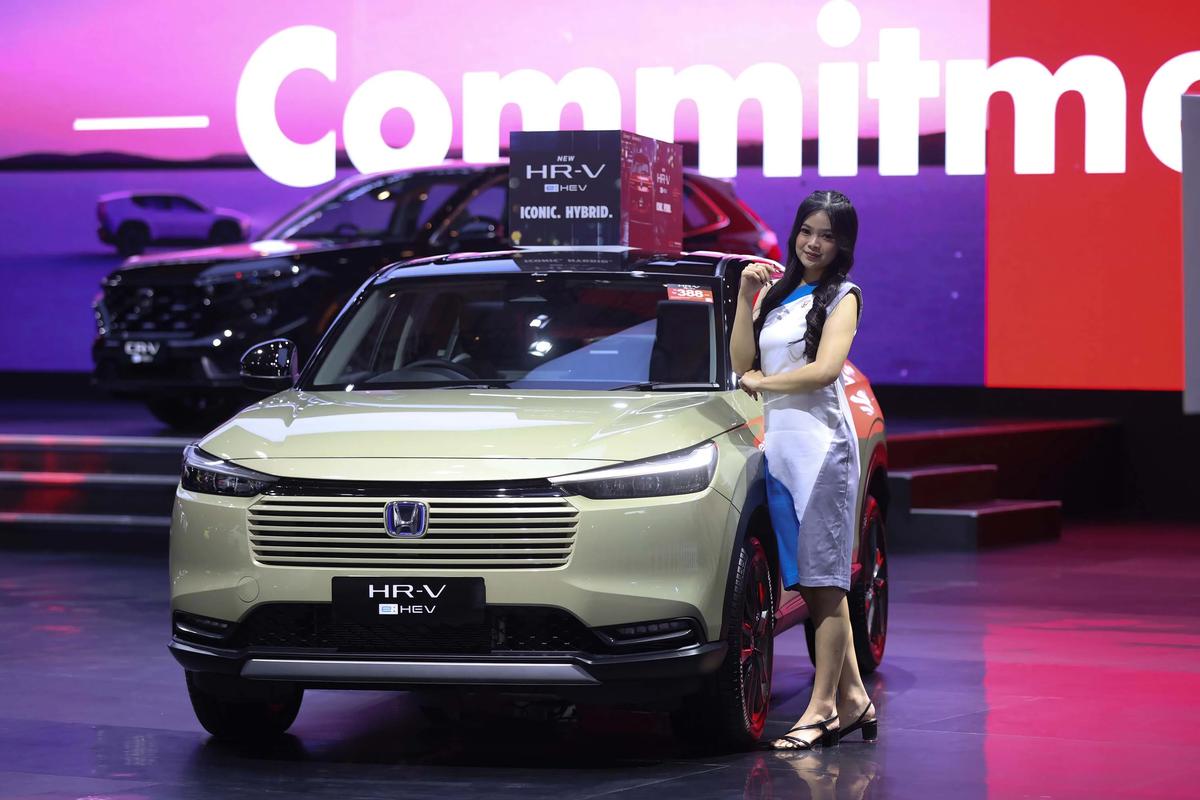 FOTO:  Senyum SPG Hiasi IIMS 2026