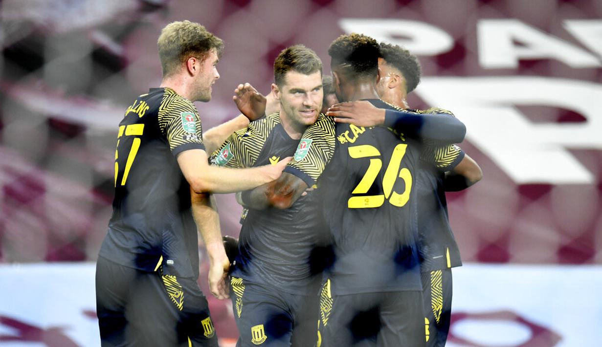 Pemain Stoke City Sam Vokes (tengah) melakukan selebrasi usai mencetak gol ke gawang Aston Villa pada pertandingan putaran keempat Piala Liga di Stadion Villa Park, Birmingham, Inggris, Kamis (1/10/2020). Stoke City mengalahkan Aston Villa 1-0. (Peter Powell/Pool via AP)
