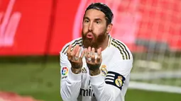 2. Sergio Ramos (Real Madrid) - Sergio Ramos dikenal dengan permainan kerasnya saat menjaga lini pertahanan Real Madrid dari setiap serangan lawan. Selain tangguh, bek berusia 34 tahun ini juga andal dalam mencetak gol. (AFP/Gabriel Bouys)