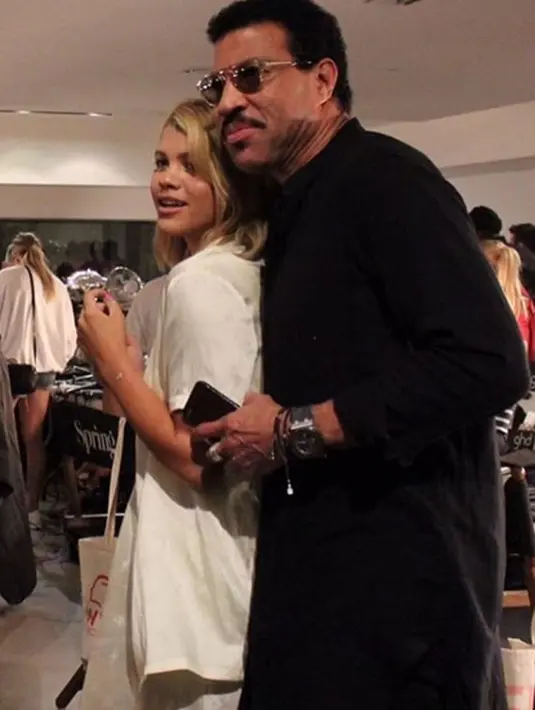 Di hadapan rekan dan sahabat mereka, Sofia begitu terkejut ketika melihat kejutan mewah yang diberikan oleh sang kekasih. Tanpa malu-malu, Sofia dan Scott pun berciuman dengan mesra di hadapan publik. (Instagram/richieupdates)