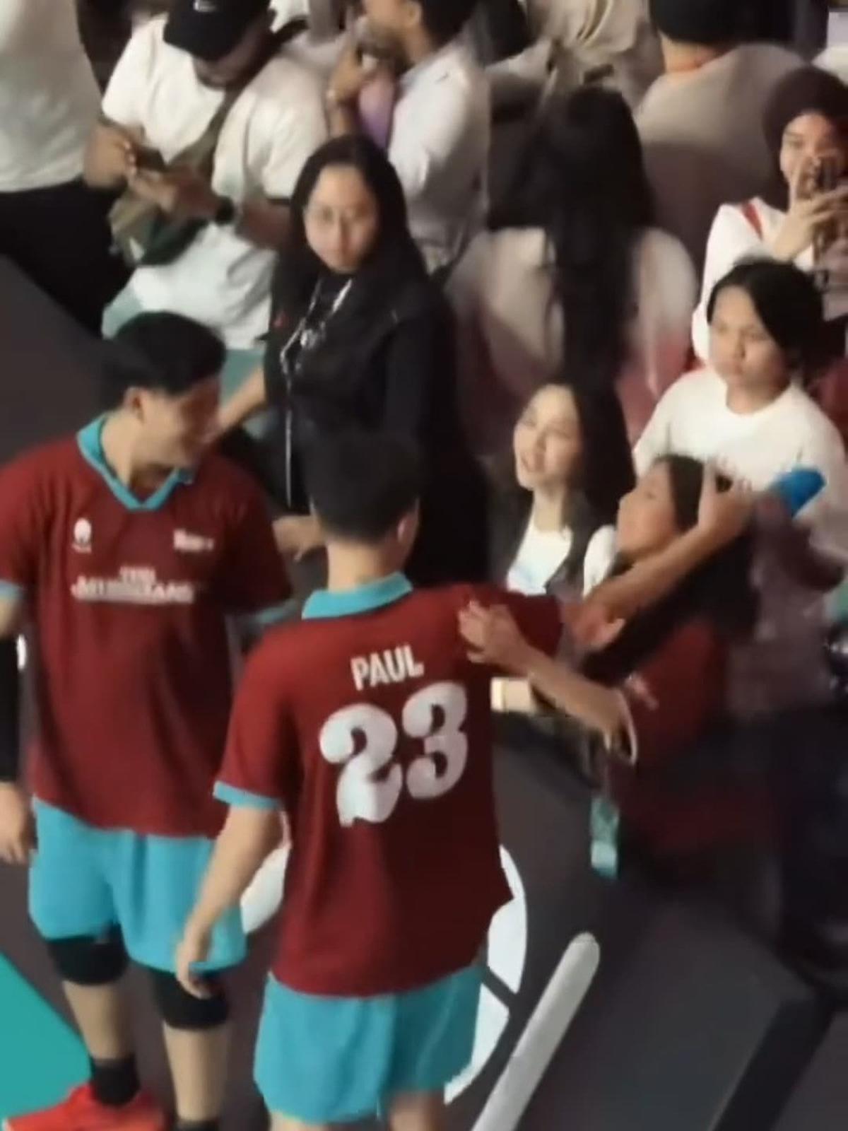 Potret Interaksi Nyoman Paul dan Keisya Levronka di Bahkan Voli 2, Usap Kepala - Rangkul dari Belakang