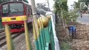 Pekerja menyelesaikan pembuatan taman dan trotoar di sepanjang Jalan Raya Lenteng Agung Timur, Jakarta, Kamis (28/9). Pembuatan taman bertujuan untuk ruang terbuka hijau agar tidak disalahgunakan sebagai hunian liar. (Liputan6.com/Immanuel Antonius)
