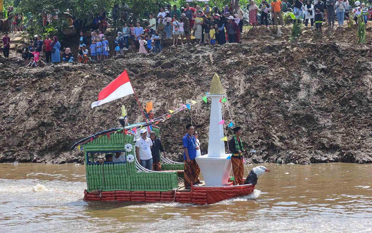 Foto: Seru! Festival Perahu Daur Ulang Hiasi Ciliwung, 43 Perahu Melaju dari Sampah Plastik