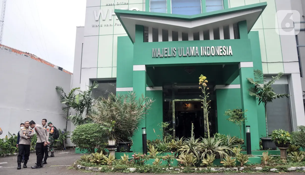 <p>Masih banyak juga petugas yang masih keluar masuk kantor MUI. Bahkan beberapa kendaraan jajaran penyidik masih lalu lalang, beberapa di antaranya terparkir di sekitaran TKP hingga membuat macet. (merdeka.com/Iqbal S. Nugroho)</p>