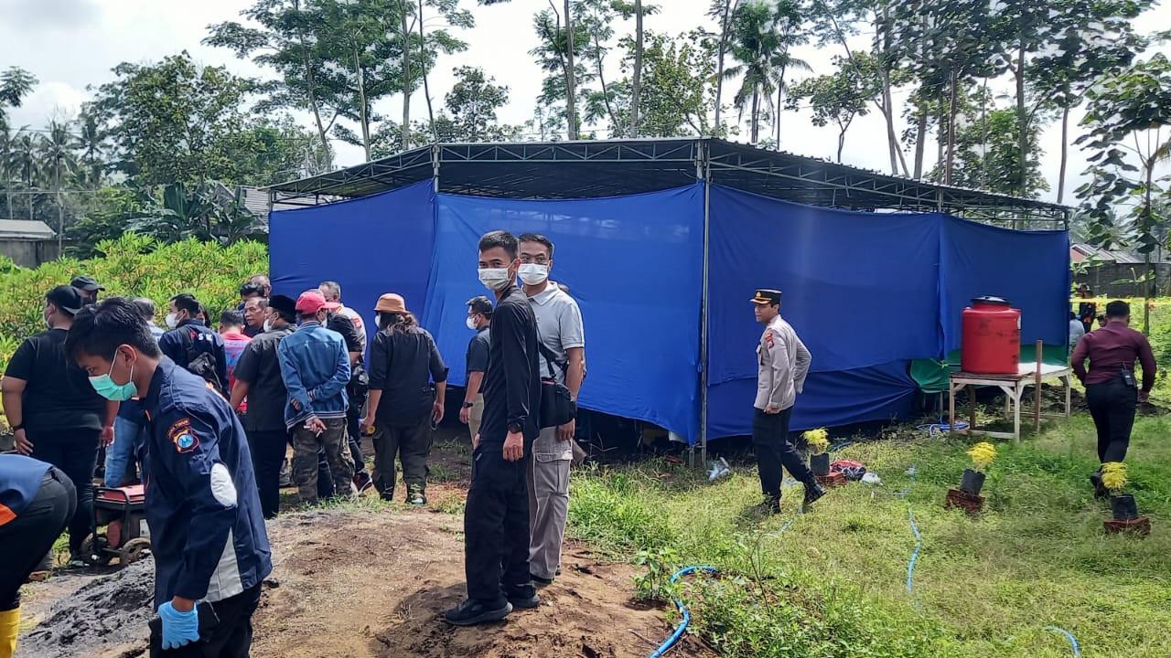Autopsi dua korban meninggal tragedi Kanjuruhan di TPU Dusun Pathuk, Desa Sukolilo, Wajak, Kabupaten Malang. (Zainul Arifin/Liputan6.com)