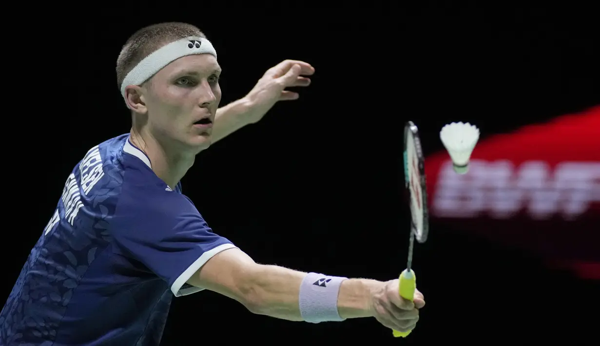 <p>Akhir pertandingan yang berlangsung selama 46 menit itu mengantarkan Viktor Axelsen meraih hattrick juara di Indonesia Open 2023. (AP Photo/Dita Alangkara)</p>