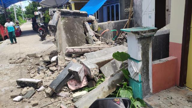 <span>230 rumah rusak di Kabupaten Selayar, Sulawesi Selatan, akibat gempa NTT bermagnitudo 7,4 Selasa (14/12/2021). (dok BNPB)</span>