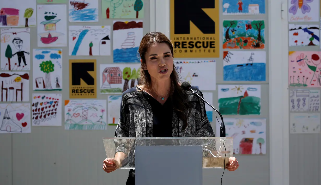 Ratu Rania dari Yordania berpidato ketika mengunjungi kamp pengungsi Kara Tepe di pulau Yunani, Lesbos, Senin (25/4). Kunjungan istri Raja Abdullah II dari Yordania tersebut disambut antusias para imigran. (REUTERS/Alkis Konstantinidis)