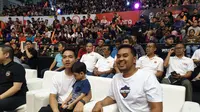 Pendiri Amartha Mikro Fintek, Andi Taufan Garuda Putra (kanan) saat menyaksikan laga final Piala Presiden Bola Basket 2019 bersama putra Presiden Joko Widodo, Gibran Rakabuming, dan cucunya, Jan Ethes, di GOR Sritex Arena, Solo, Jawa Tengah, Minggu (24/11/2019).