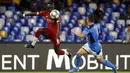Penyerang Liverpool, Sadio Mane, mengontrol bola saat melawan Napoli pada laga Liga Champions di Stadion San Paolo, Selasa (17/9/2019). Napoli menang 2-0 atas Liverpool. (AP/Gregorio Borgia