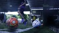 Bola warna-warni yang dipakai T-Team untuk berlatih di Lapangan Futsal Extreme Park Ipoh, Perak, Malaysia, Jumat (29/01/2016). (Bola.com/Nicklas Hanoatubun)